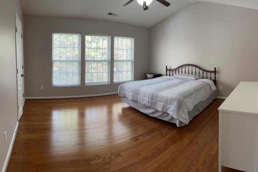 A Spacious And Warm House Fuquay-Varina Exterior photo